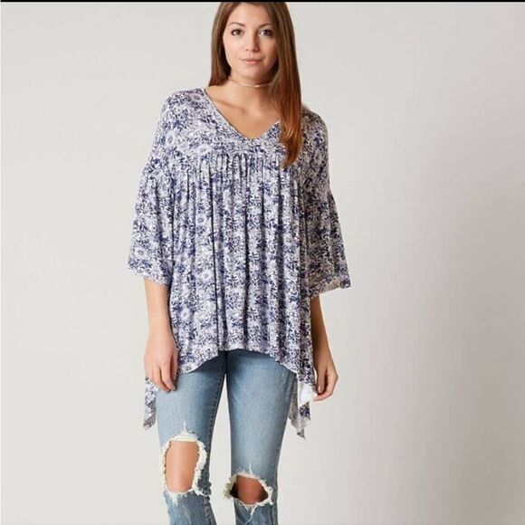 Gimmicks by BKE Trapeze By Buckle Blue Asymmetrical  top - Picture 7 of 9